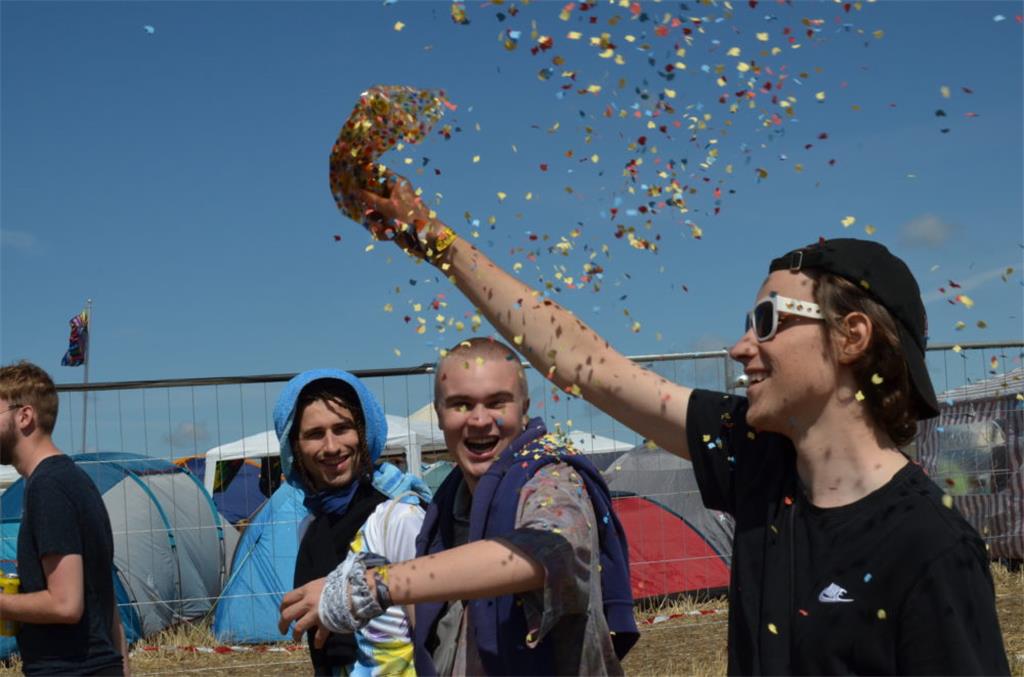 Zu einem richtig guten Deichbrand-Festival gehört eine ganze Menge Konfetti. Fot...