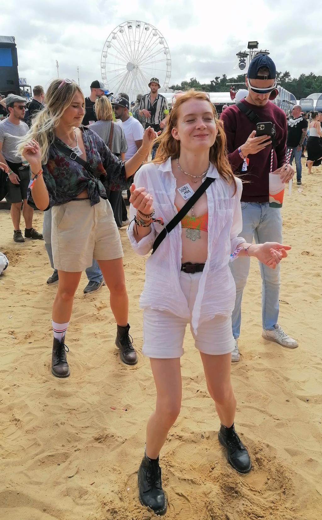 Zu einem Techno-Remix von "Running Up That Hill" tanzen die Festivalbesucher auf...