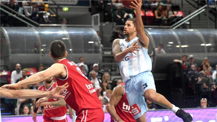 Zu Erstliga-Zeiten waren die Eisbären regelmäßig zu Gast in Bremen. Anfangs wurden zwei Heimspiele pro Saison in der ÖVB-Arena ausgetragen, später dann sogar drei.