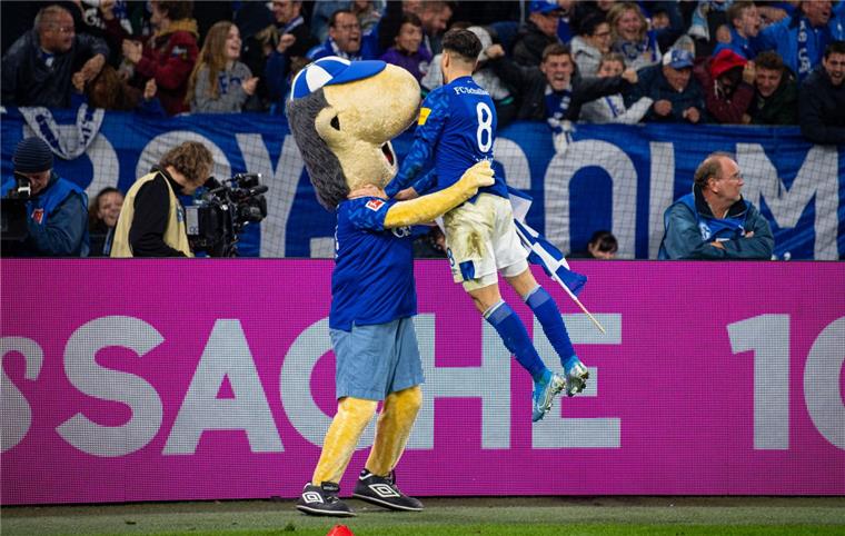 Zu früh gefreut: Schalkes Torschütze Suat Serdar springt bei seinem Torjubel Schalkes Maskottchen Erwin in die Arme.