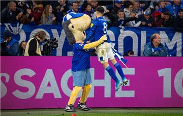 Zu früh gefreut: Schalkes Torschütze Suat Serdar springt bei seinem Torjubel Schalkes Maskottchen Erwin in die Arme.