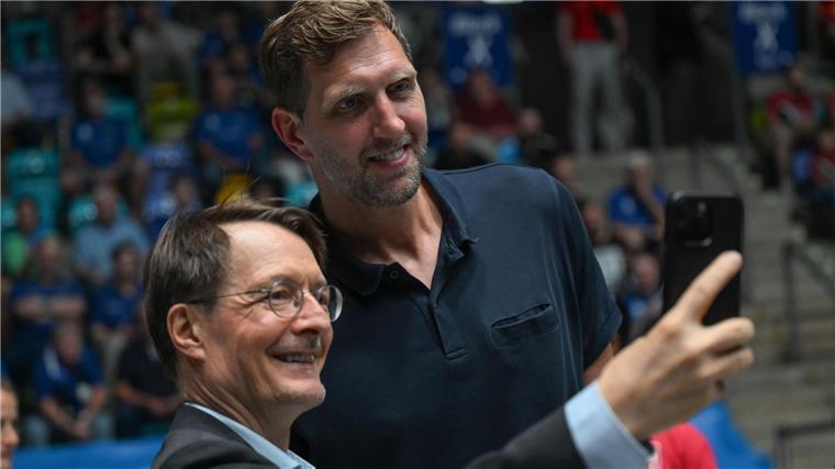 Zu Gast beim Timo-Boll-Abschied:  Der frühere Bundesgesundheitsminister Karl Lauterbach (SPD, l) und Basketball-Legende Dirk Nowitzki.