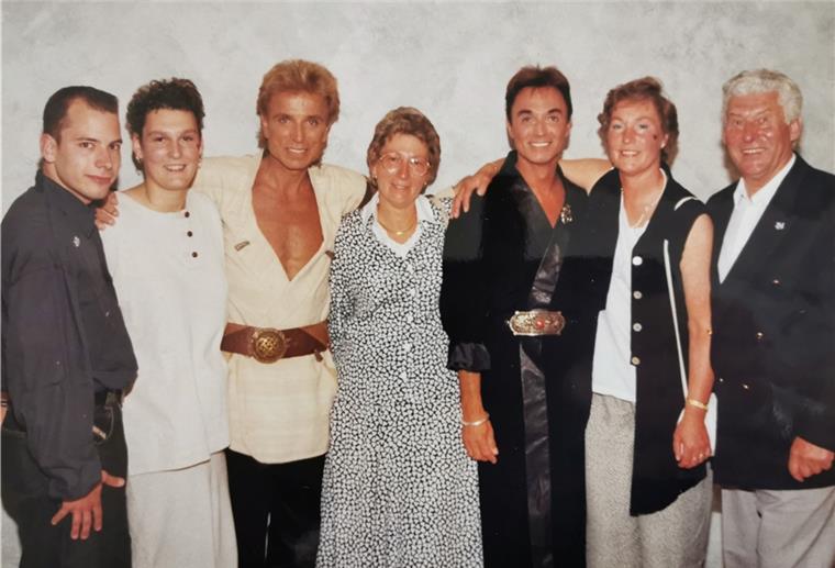 Warum die Stadt Nordenham ihren berühmtesten Sohn nicht würdigt Zu Gast in einer anderen Welt: In den 90ern stattete eine Nordenhamer Delegation dem Magier-Duo Siegfried (Dritter von links) und Roy (Dritter von rechts) in Las Vegas einen Besuch ab. Das Bild zeigt (von links): Florian Albers, Sylvia Jacob, Gerda Lahme sowie Traute und Fritz Jacob.