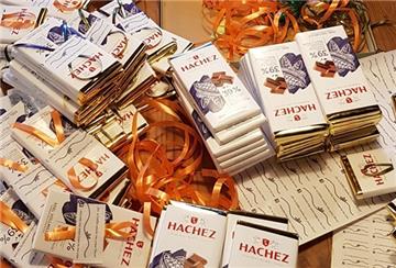 Zu Hause hat Eva Erkenberg mit Helfern jedes einzelne Stück zu einem Geschenk gemacht.