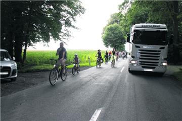 Zu heiklen Situationen kam es während der Demonstration für einen Radweg entlang der Kreisstraße 48.