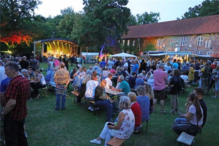 Zeven: Kultursommer lockt Hunderte in den Stadtpark Zu Hunderten strömten die Besucher in den Zevener Stadtpark, um den Auftakt des Kultursommers zu genießen.