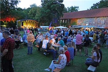 Zu Hunderten strömten die Besucher in den Zevener Stadtpark, um den Auftakt des Kultursommers zu genießen.