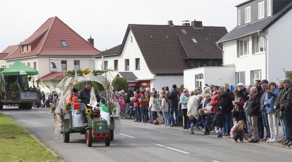 Zu Hunderten verfolgten Einheimische und Gäste den eindrucksvollen Ernteumzug. 