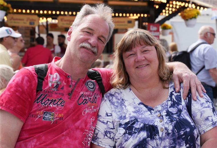 Maritime Tage: Lauter wundervolle Menschen... (Bildergalerie) Zu ihrem Urlaub an der Nordsee gehört ein Besuch in Bremerhaven für Thomas und Regina Huppertz dazu. Die beiden sind aus Hagen in Westfalen zu Besuch in der Seestadt und genießen die Maritimen Tage zu zweit.