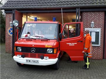 Zu klein und nicht mehr normgerecht: Frank Tibke (links) und Henry Hahs von der Feuerwehr Kirchtimke messen es nach. Wann, wie und ob es ein neues Feuerwehrhaus gibt, ist derzeit offen.
