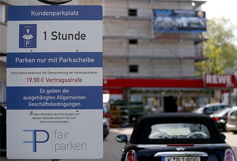 Ein Hinweisschild steht auf dem Parkplatz eines Supermarktes. Bei Verstößen drohen Vertragsstrafen.