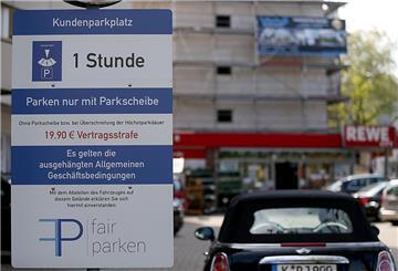 Ein Hinweisschild steht auf dem Parkplatz eines Supermarktes. Bei Verstößen drohen Vertragsstrafen.