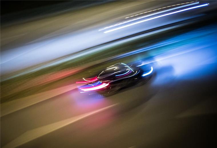 Zu Lichtspuren verwischt ist ein Fahrzeug. (Symbolbild).