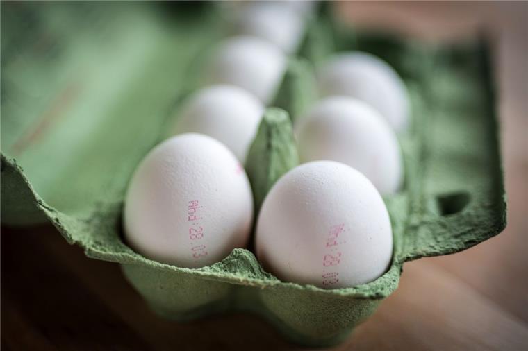 Zeven: Eier zu Ostern bleiben knapp, sind aber billig Zu Ostern leeren sich die Eierregale im Supermarkt schnell. Die Preise sind gegenüber dem Vorjahr leicht gestiegen: Der Zehnerpack ist rund 20 Cent teurer.