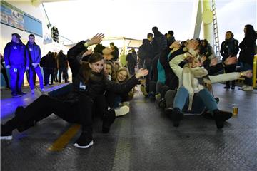 Zu &quot;Aloha Heja He&quot; wird auf dem Boot gerudert.