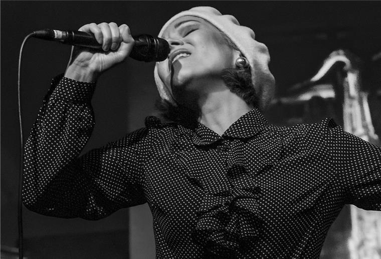 Zu San Glasers Repertoire gehören Jazz und Soul sowie Pop und Folk.