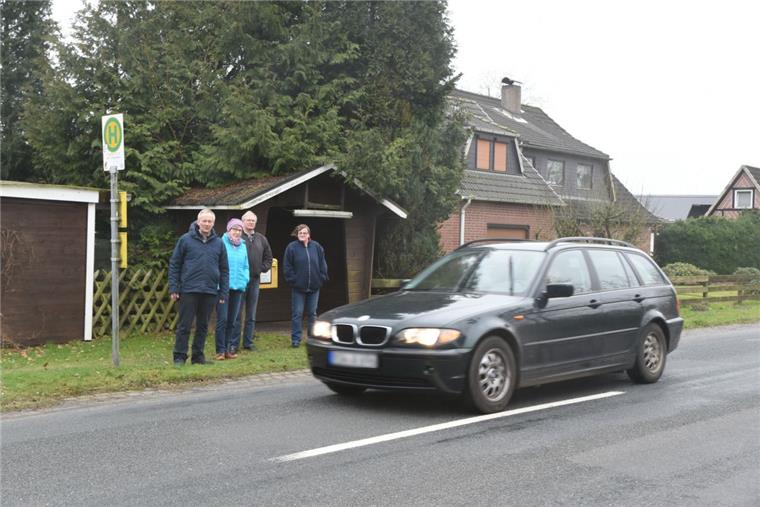 Zu schnell und zu gefährlich? Viele Frelsdorfer rund um Ortsvorsteher Gerd Hillmann (CDU, links) wünschen sich Tempo 70 auf der K 41, damit die Autofahrer achtsamer fahren. Anders als das gezeigte Auto, drücken hier wohl viele Verkehrsteilnehmer zu stark aufs Gaspedal. Foto Brocks