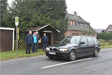 Zu schnell und zu gefährlich? Viele Frelsdorfer rund um Ortsvorsteher Gerd Hillmann (CDU, links) wünschen sich Tempo 70 auf der K 41, damit die Autofahrer achtsamer fahren. Anders als das gezeigte Auto, drücken hier wohl viele Verkehrsteilnehmer zu stark aufs Gaspedal. Foto Brocks