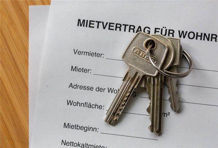 Bürgergeld vor dem Aus: Neue Regeln zwingen viele zum Wohnungswechsel Ein Mietvertrag für Wohnräume liegt zusammen mit Wohnungsschlüsseln auf einem Tisch.