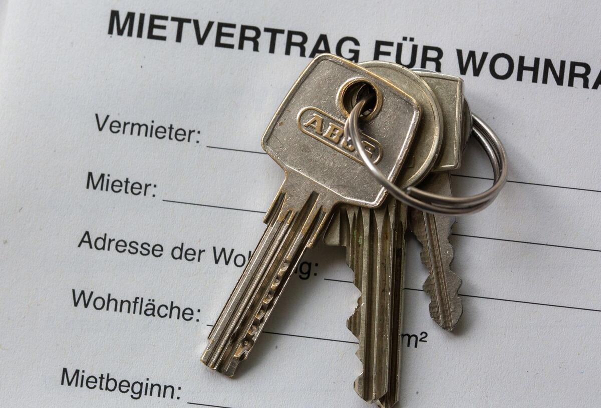 Bürgergeld vor dem Aus: Neue Regeln zwingen viele Empfänger zum Wohnungswechsel Ein Mietvertrag für Wohnräume liegt zusammen mit Wohnungsschlüsseln auf einem Tisch.