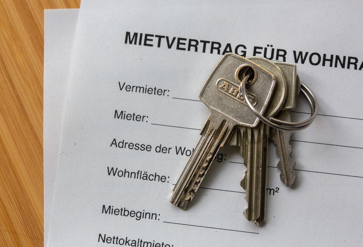 Bürgergeld: Neue Regelung bringt Umzugsdruck für Empfänger Ein Mietvertrag für Wohnräume liegt zusammen mit Wohnungsschlüsseln auf einem Tisch.