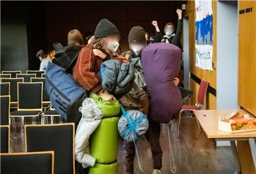 Zu trauriger Klaviermusik haben am Abend die Klima-Aktivisten die Aula der Geschwister-Scholl-Schule verlassen.