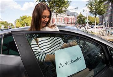 „Zu verkaufen“: Irgendwann ist es an der Zeit, den alten Wagen in einem noch brauchbaren Zustand ziehen zu lassen. 