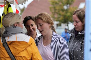 Zu viel und zu schnell: Der motorisierte Verkehr auf der Hauptstraße, direkt vor der Grundschule Tarmstedt, macht Eltern und auch Kindern Angst. Saskia Schnackenberg, Wiebke Scheidl, Kerstin Holle (von rechts), viele andere Eltern und der gesamte Schulelternrat setzen sich für eine zeitlich begrenzte Geschwindigkeitsbegrenzung in diesem Bereich ein. Der Tarmstedter Gemeinderat befürwortet das Anliegen der Eltern, die Entscheidung darüber trifft allerdings die Straßenverkehrsbehörde in Rotenburg.