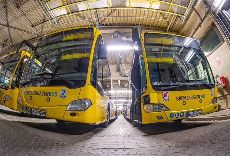 Zu viele Ausfälle: Jetzt will Bremerhaven Bus zuverlässiger werden Busse in der Fahrzeughalle