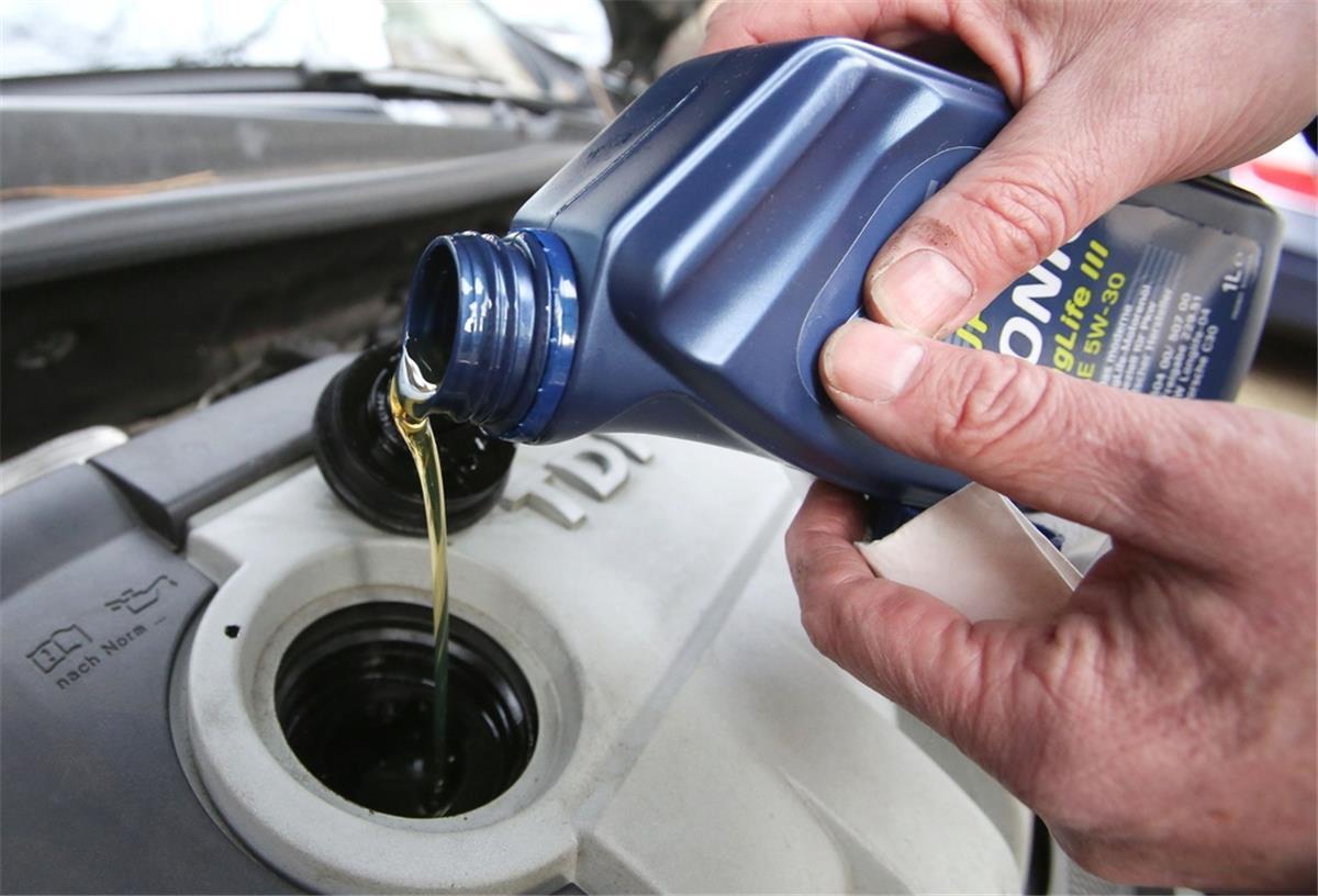 Zu wenig Motoröl? Dann schnell nachfüllen, sonst nimmt der Motor Schaden. 