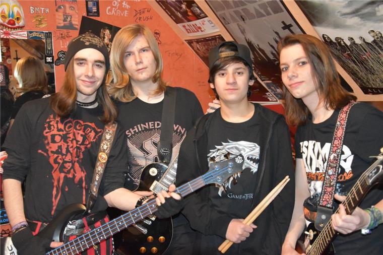 Zu wenig Platz: Die Nordenhamer Band Keep me in your Prayers muss seit einem Jahr in einem Kinderzimmer proben. Lars Grüneisen (von links), Finley Sewelies, Justin Ehré und Til Jasper Kara suchen händeringend einen Raum für ihr Hobby.