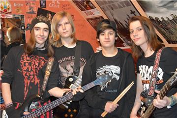 Zu wenig Platz: Die Nordenhamer Band Keep me in your Prayers muss seit einem Jahr in einem Kinderzimmer proben. Lars Grüneisen (von links), Finley Sewelies, Justin Ehré und Til Jasper Kara suchen händeringend einen Raum für ihr Hobby.