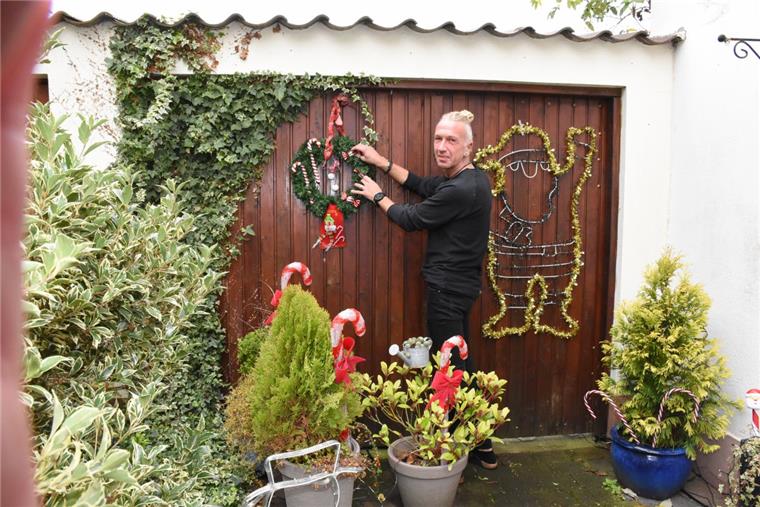 Zuckerstangen, Lichterketten, Weihnachtsmänner im Stadtnorden – Haus und Garten von Tommy Raasch verwandeln sich in diesen Tagen in ein Weihnachtswunderland.  