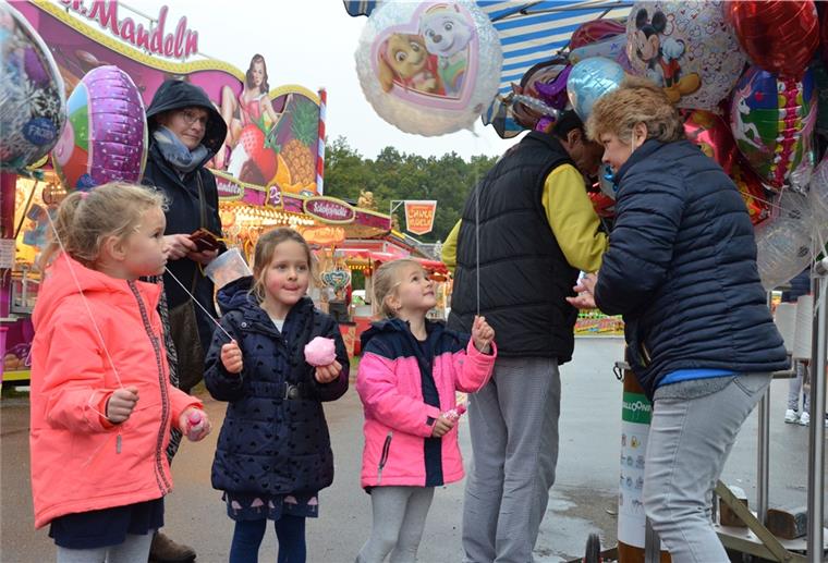 Zuckerwatte und Ballons gehören zu einem Marktbummel wie Autoscooter und Karussells. All das bietet der "BruVi-Park", der noch bis Sonntag in Zeven gastiert.