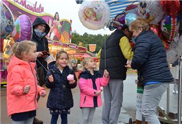 Zuckerwatte und Ballons gehören zu einem Marktbummel wie Autoscooter und Karussells. All das bietet der "BruVi-Park", der noch bis Sonntag in Zeven gastiert.