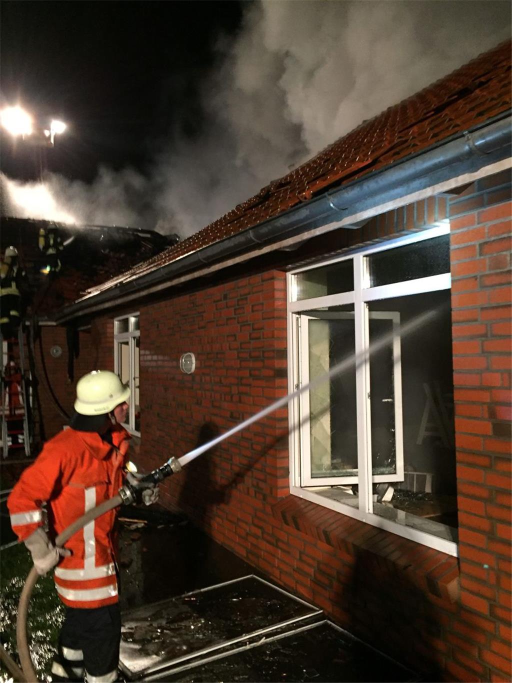 Zuerst am Einsatzort waren die Feuerwehren aus Schiffdorf, Sellstedt und Bramel....