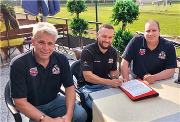Zufrieden bei der Vertragsunterschrift: Jugendleiter Horst Müller, Dominik Döge und Sportwart Timo Basse (von links).