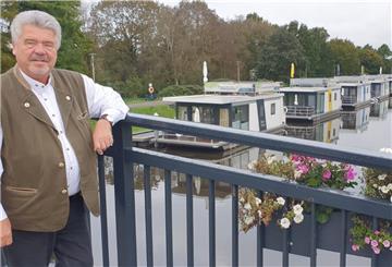 Die Hausboote auf dem Beerster Kanal sind begehrte Ferienwohnungen.