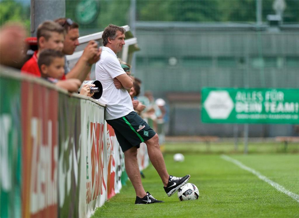 Zufrieden sieht anders aus:  Frank Baumann, der Geschäftsführer Sport des SV Wer...