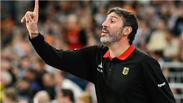 Zufrieden und erleichtert: Basketball-Bundestrainer Álex Mumbrú nach seinem ersten Sieg.