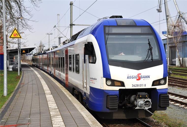 Eine Bahn hält am Bahnhof.