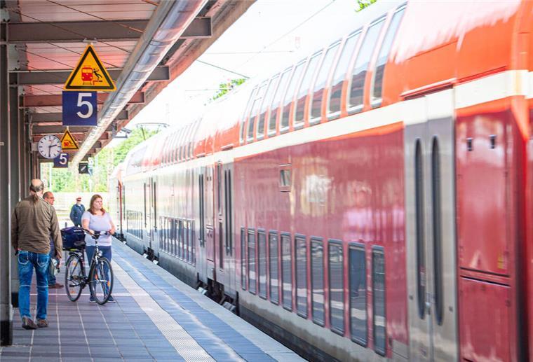 Ein Zug steht im Bremerhavener Hauptbahnhof.