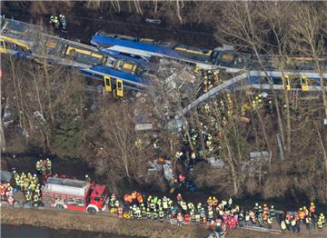 Zugunglück bei Bad Aibling. Luftfoto von der Unglücksstelle. Foto Kneffel, dpa