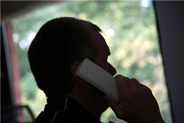 Zuhören, wenn am  anderen Ende der Leitung eine Seele in schwerer Not ist. Dafür braucht es seitens der Telefonseelsorger Intuition und Belastbarkeit. 