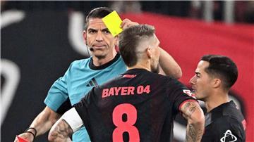 Zukünftig soll der Video-Schiedsrichter auch Gelb-Rote Karten überprüfen können. (Archivbild)