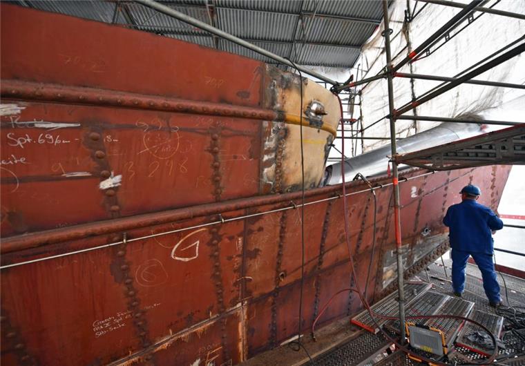 Bremerhaven: Familie Petram verkauft ihre Werftbetriebe Zuletzt lag die "Gorch Fock" bei der Bredo Werft im Dock.