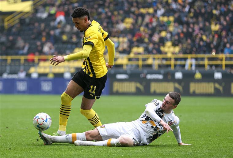 Fußball: 3. Liga, Borussia Dortmund II - Dynamo Dresden - 26. Spieltag, Signal Iduna Park. Dortmunds Justin Njinmah (l) und Dresdens Dennis Borkowski kämpfen um den Ball. +++ dpa-Bildfunk +++