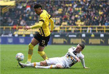 Fußball: 3. Liga, Borussia Dortmund II - Dynamo Dresden - 26. Spieltag, Signal Iduna Park. Dortmunds Justin Njinmah (l) und Dresdens Dennis Borkowski kämpfen um den Ball. +++ dpa-Bildfunk +++