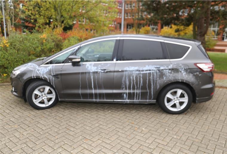 Zuletzt wurde das Auto von Gunnar Wegener im Mai dieses Jahres mit Lackfarbe beschmiert. Mittlerweile sei ihm durch derlei Attacken ein Schaden von 10.000 Euro entstanden, sagt er.