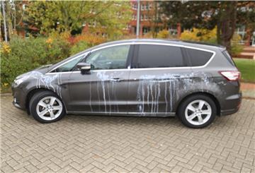 Zuletzt wurde das Auto von Gunnar Wegener im Mai dieses Jahres mit Lackfarbe beschmiert. Mittlerweile sei ihm durch derlei Attacken ein Schaden von 10.000 Euro entstanden, sagt er.